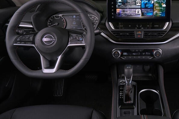 Nissan Altima: обновленный седан для комфортной езды фото 6