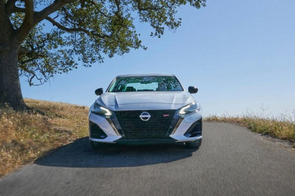 Nissan Altima: обновленный седан для комфортной езды фото 2