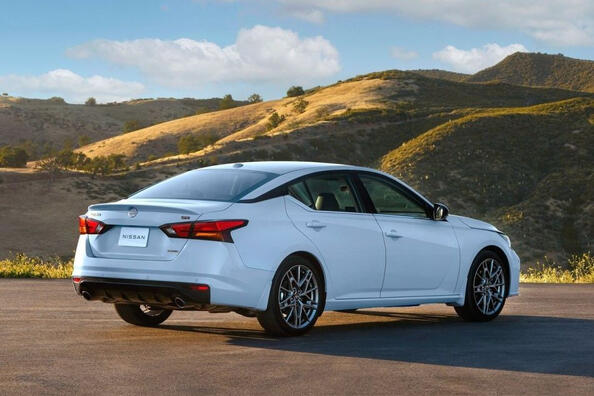Nissan Altima: обновленный седан для комфортной езды фото 4