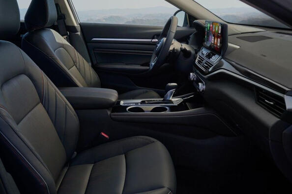 Nissan Altima: обновленный седан для комфортной езды фото 5