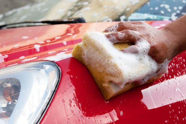 Чем лучше мыть машину: щеткой или губкой?