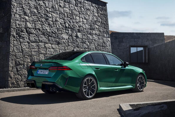 BMW M5 2024: новая эра спортивного седана фото 4