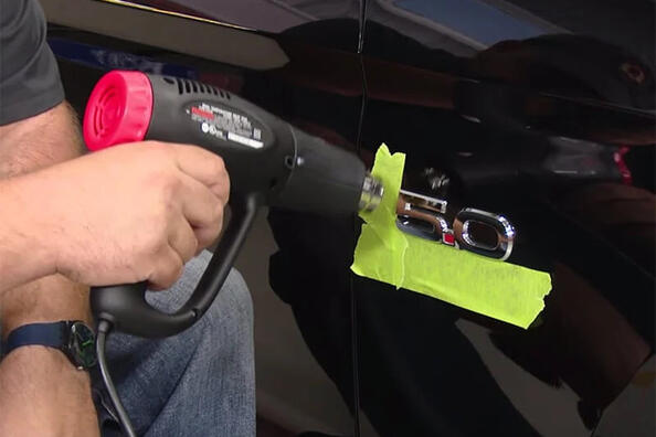 Как правильно снять шильдик с автомобиля