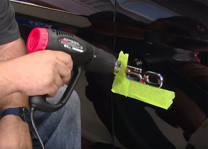 Как правильно снять шильдик с автомобиля