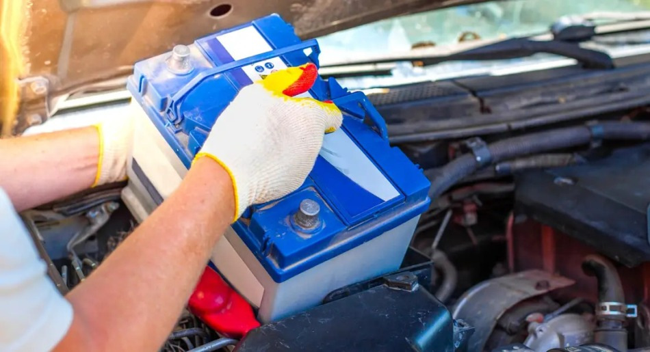 Как правильно снять аккумулятор с автомобиля?
