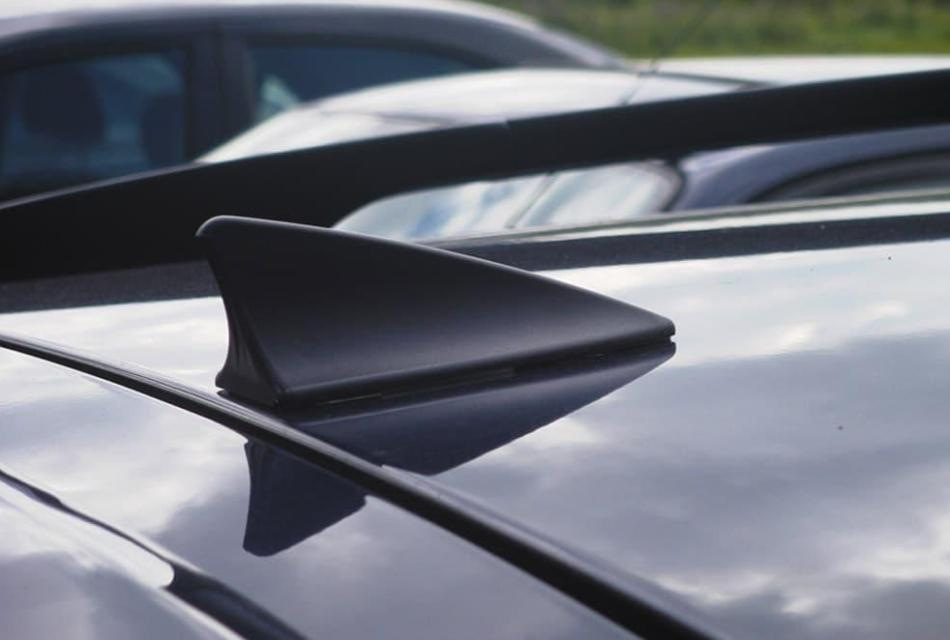 Зачем нужен плавник на крыше автомобиля?