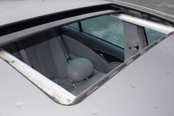 Что делать, если течет люк в автомобиле?