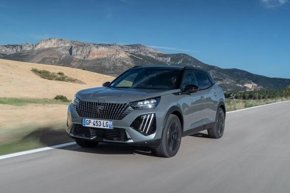 Фейслифтинг Peugeot 2008 второго поколения 2023 фото 2