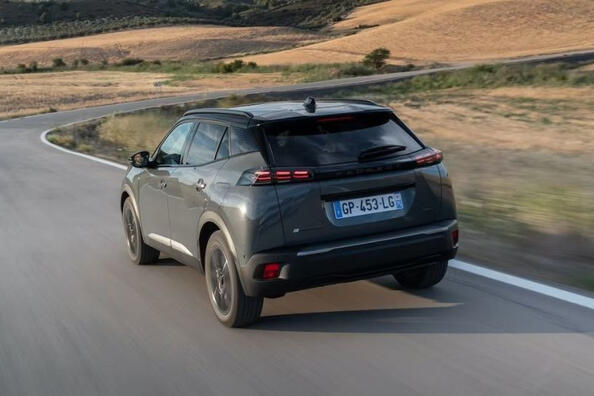 Фейслифтинг Peugeot 2008 второго поколения 2023 фото 4