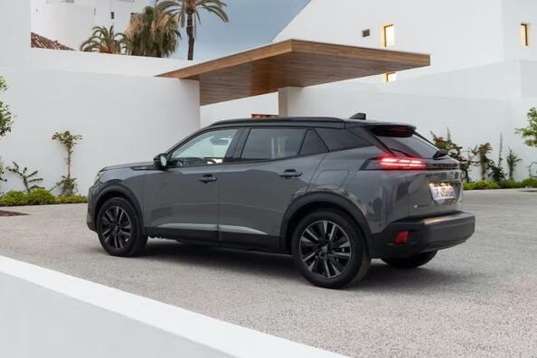 Фейслифтинг Peugeot 2008 второго поколения 2023 фото 3