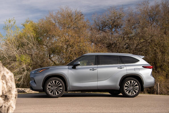 Обзор Toyota Highlander IV поколения: надежный семейный кроссовер фото 2