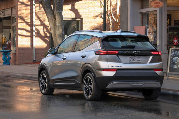 Chevrolet Bolt EUV: электрический компакт-кросс с запасом хода до 400 км фото 4