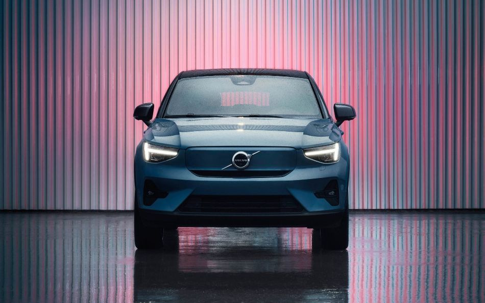 408-сильный электрический кроссовер Volvo C40
