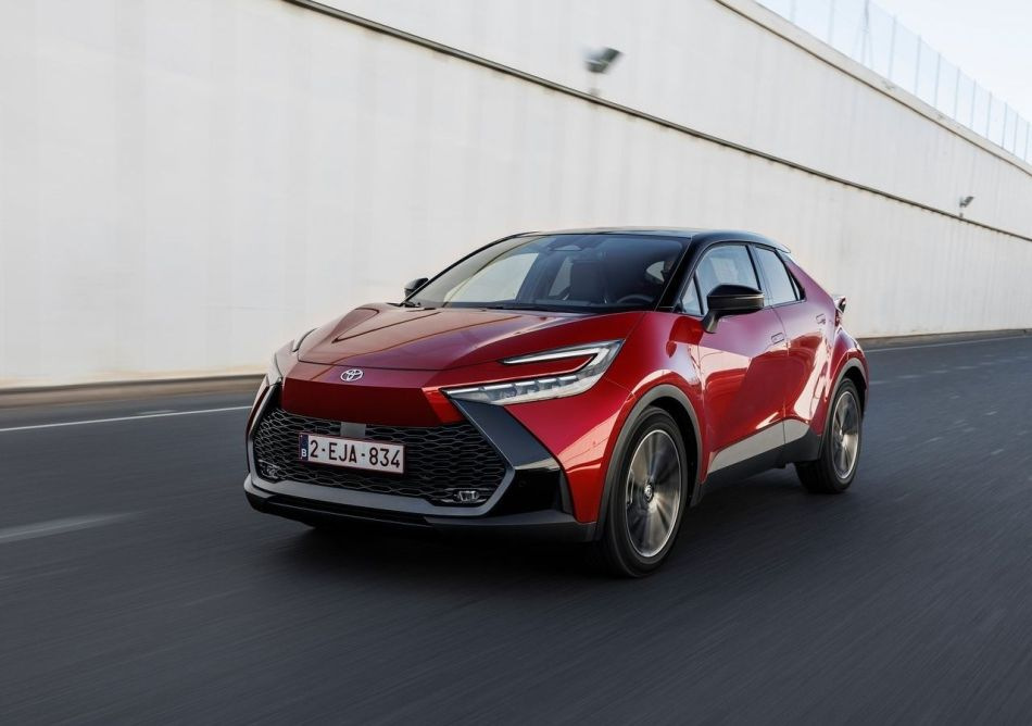 Toyota C-HR 2023: обзор второго поколения
