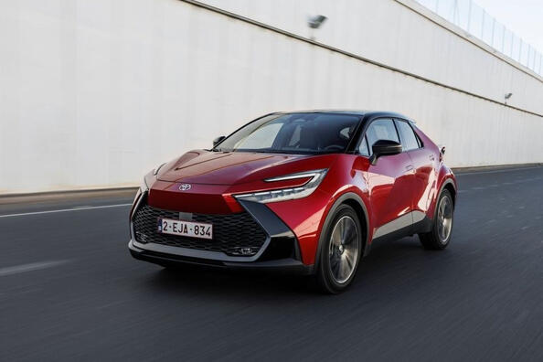 Toyota C-HR 2023: обзор второго поколения