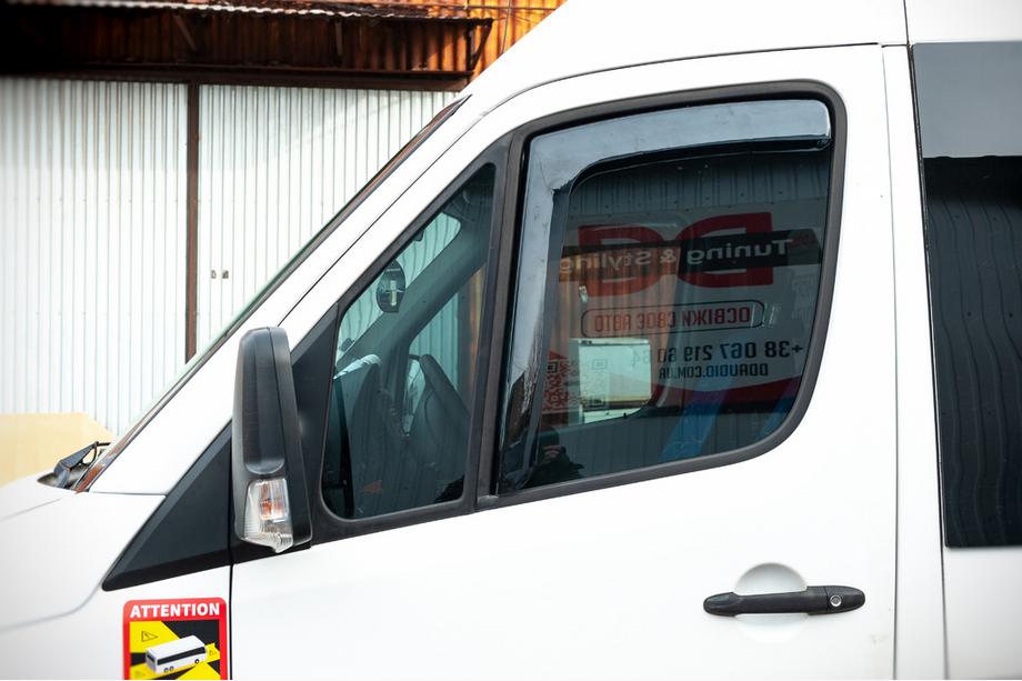 Volkswagen Crafter 2006-2016 гг. Вставные ветровики на окна (тонированные, 2 шт., Cagatay) Фото 2