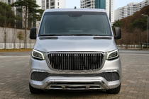 Mercedes Sprinter W907/W910 2018- гг. Передний бампер с решеткой (Maybach) фото 1
