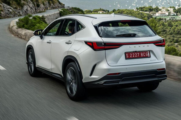 Обзор Lexus NX II поколения: сочетание спортивности и комфорта фото 4