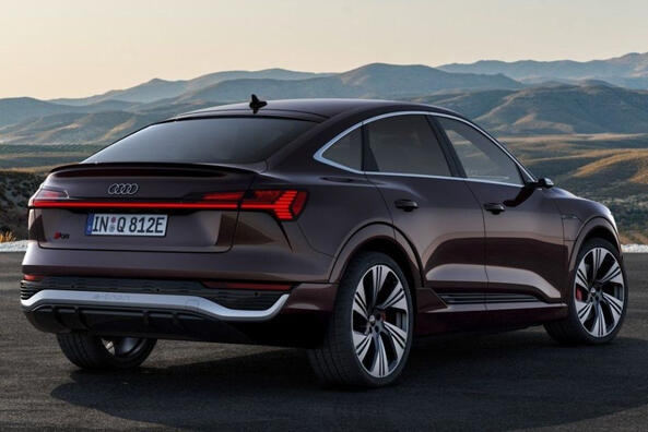 Обзор высокопроизводительного электрического кроссовера Audi Q8 Sportback e-tron фото 5