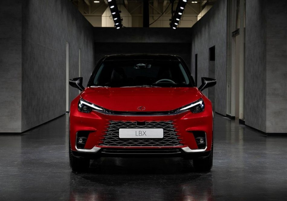 Обзор Lexus LBX: элегантный и технологичный компактный кроссовер