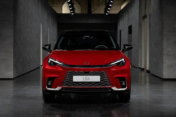 Обзор Lexus LBX: элегантный и технологичный компактный кроссовер
