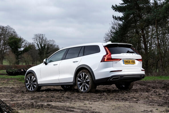 Обзор универсала второго поколения Volvo V60 Cross Country фото 2