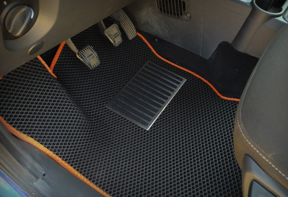 Зачем нужен подпятник на автомобильном коврике?
