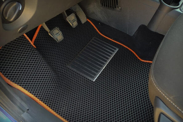 Зачем нужен подпятник на автомобильном коврике?