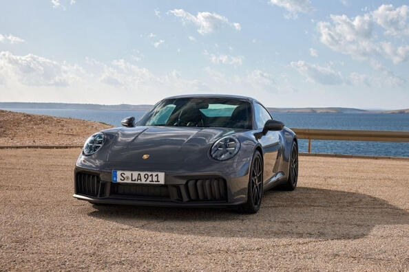 Обзор спорт-купе Porsche 911 Carrera: фейслифт 2024 года