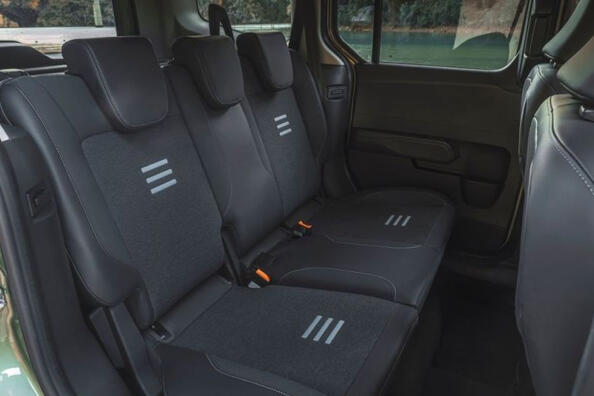 Обзор Ford Tourneo Courier второго поколения 2023 года фото 5