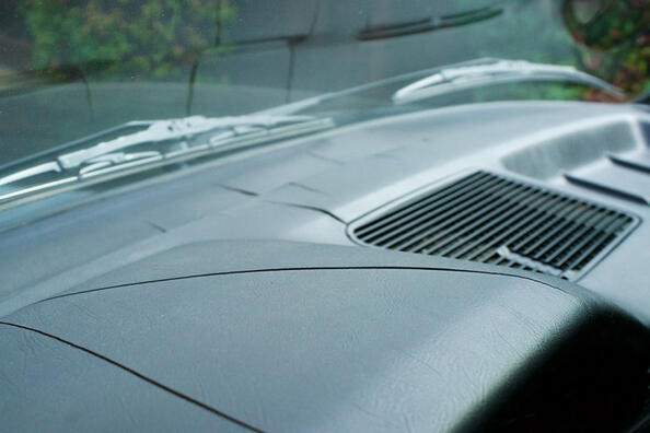 Как восстановить пластик в салоне авто?