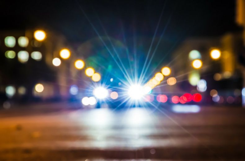 Почему одна фара автомобиля светит ярче другой: причины и что делать
