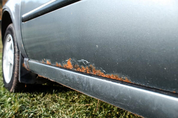 Как удалить ржавчину из кузова автомобиля своими руками?