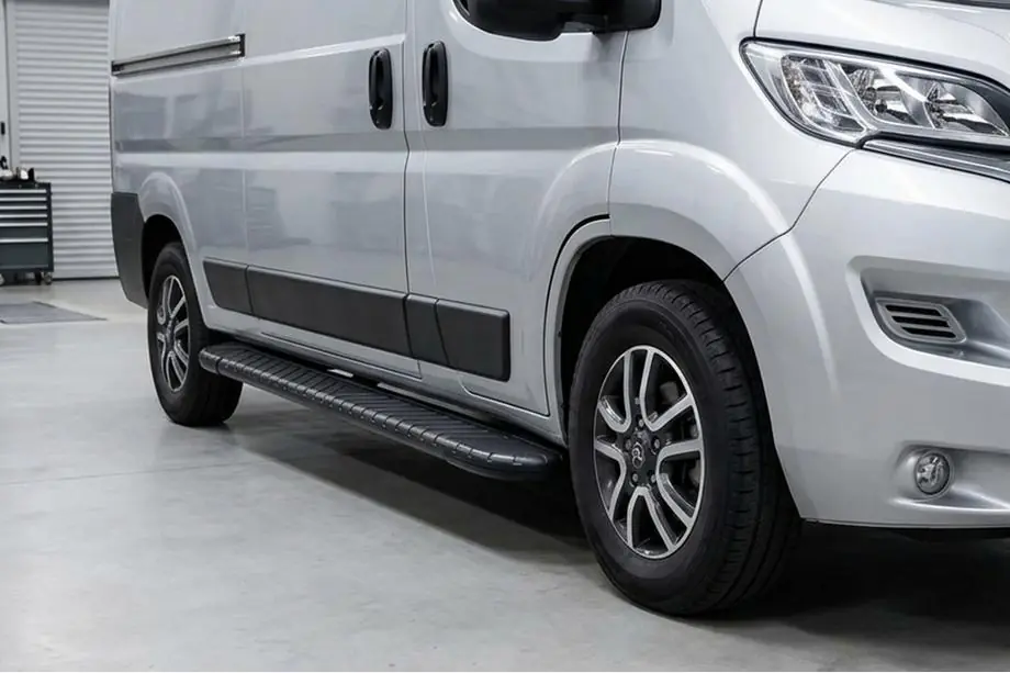 Opel Movano 2021- гг. Боковые пороги Bosphorus Black (2 шт., алюминий) Image