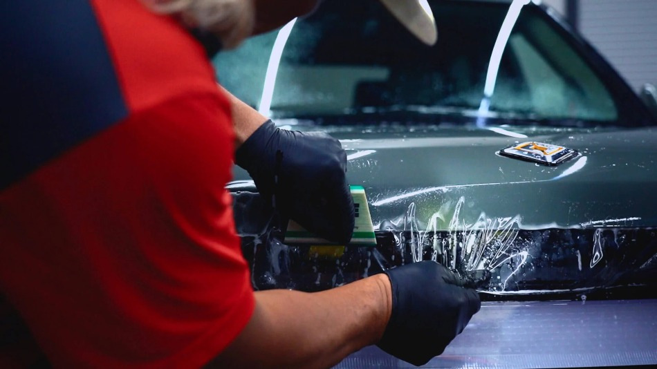 Преимущества использования защитной пленки для кузова авто