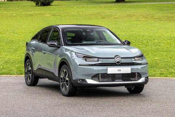 Обзор электрического хэтчбека Citroen e-C4 2024