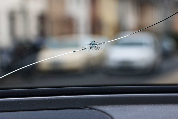 Что делать при появлении трещин на лобовом стекле?
