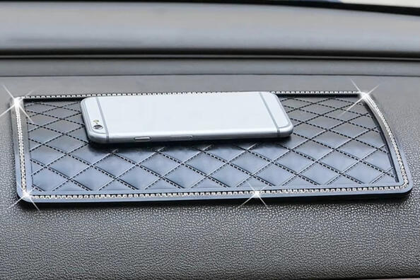 Преимущества антискользящих ковриков в автомобиле