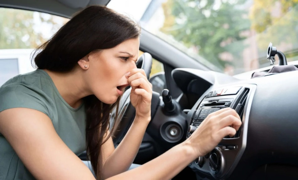 Как устранить неприятный запах из воздуховодов в автомобиле?