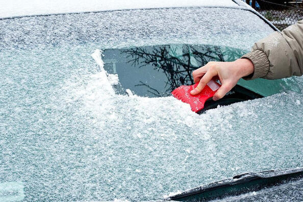 Что делать, если обмерзло стекло автомобиля?