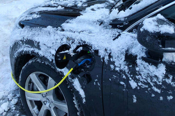 Как правильно использовать электромобиль зимой: советы для комфортной и экономичной езды