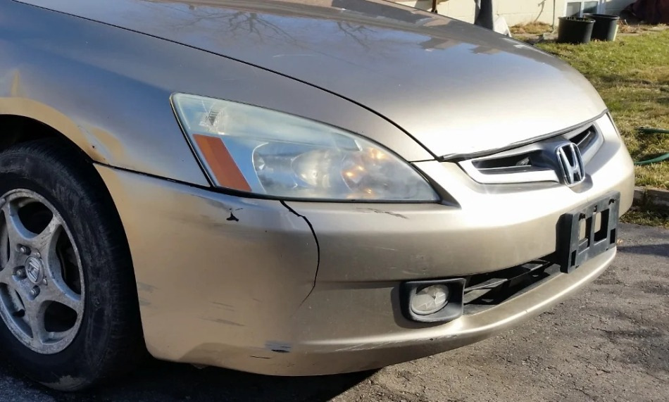 Что делать, если треснул пластиковый бампер автомобиля?