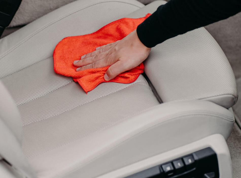 Как вывести пятна от кофе из сидения автомобиля?