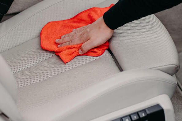 Как вывести пятна от кофе из сидения автомобиля?