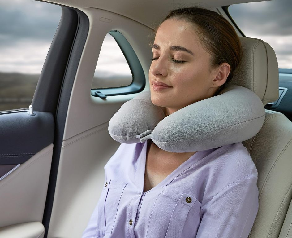 Подушка для шеи в машину: польза и как выбрать