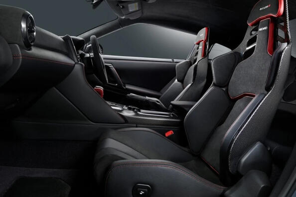 Обновленный Nissan GT-R 2023: обзор спортивного купе фото 5