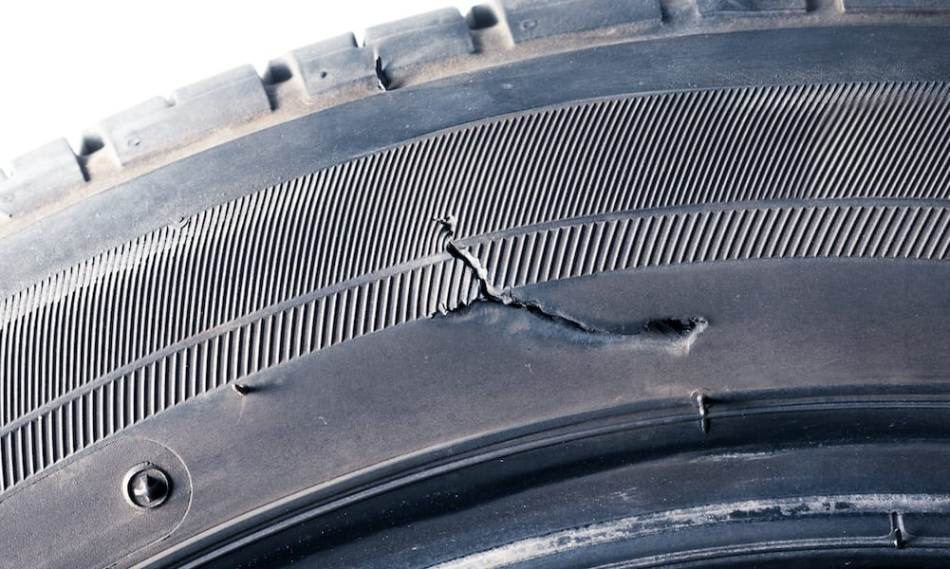 Что делать при боковом порезе шины автомобиля?