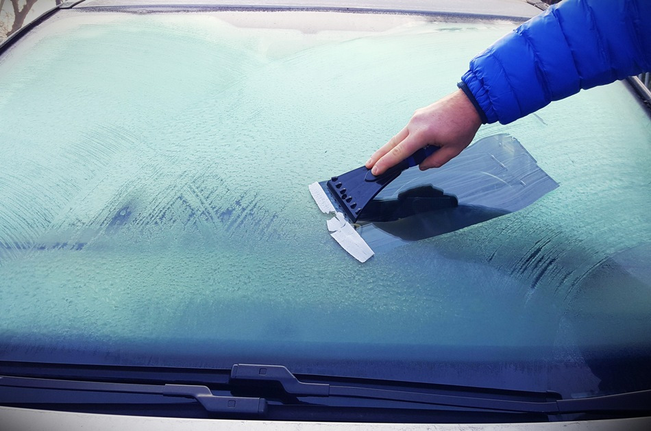 Как очистить стекло автомобиля от льда: эффективные способы и советы