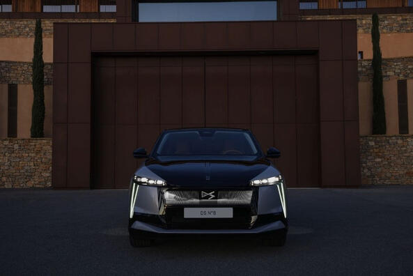 DS N°8: обзор флагманского электрокроссовера