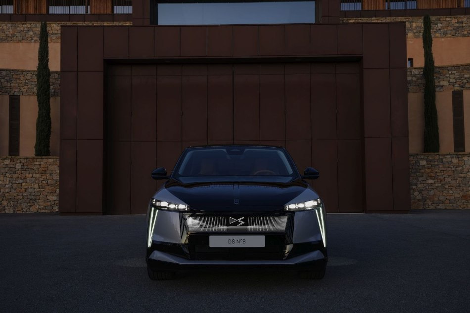 DS N°8: обзор флагманского электрокроссовера